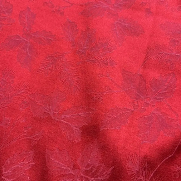 Spode Red Christmas Holiday Holly Berry 139"x115" Rectangle Tablecloth - Picture 3 of 5